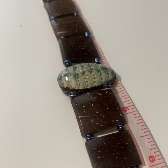 Coconut shell and sea cockroach bracelet. 8 in. - Picture 4 of 5